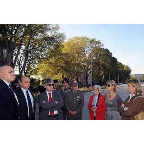 Renzo Tondo (Presidente della Regione Friuli Venezia Giulia), Guido Corsetto (Sottosegretario alla Difesa), Roberto Dipiazza (Sindaco di Trieste, Federica Seganti (Assessore regionale alla pianificazione territoriale, autonomie locali e sicurezza), Sandra Savino (Assessore regionale alla programmazione, risorse economiche e finanziarie, patrimonio e servizi generali) in visita alla caserma Vittorio Emanuele II di via Rossetti. (Trieste, 13/10/08)