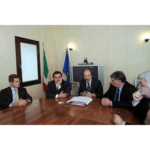 Riccardo Riccardi (Assessore regionale alla mobilità, energia ed infrastrutture di trasporto) incontra Renato Chisso (Assessore alle politiche della mobilità del Veneto), Lucio Leonardelli (Vicepresidente di Autovie Venete), Silvano Vernizzi (subcommissario per la A4) per cronoprogramma per la realizzazione della terza corsia sulla A4. (Pordenone, 16/10/08)