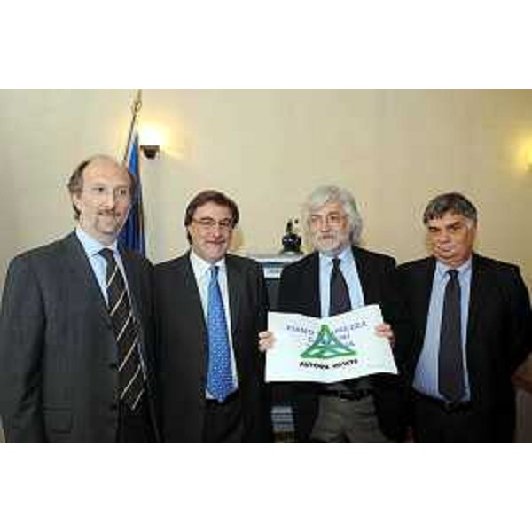 Riccardo Riccardi (Assessore regionale alla mobilità, energia ed infrastrutture di trasporto) incontra Renato Chisso (Assessore alle politiche della mobilità del Veneto), Lucio Leonardelli (Vicepresidente di Autovie Venete), Silvano Vernizzi (subcommissario per la A4). (Pordenone, 16/10/08)