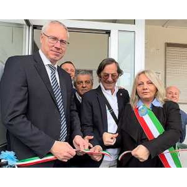 Taglio del nastro, a Muzzana del Turgnano, con il presidente del Cr Fvg, Mauro Bordin, il presidente dell'associazione Famiglie Diabetici della Bassa Friulana, Dario Andrian, e il sindaco Ginziana Buffon. Alle loro spalle, i consiglieri regionali Massimiliano Pozzo e Francesco Martines - Taglio del nastro, a Muzzana del Turgnano, con il presidente del Cr Fvg, Mauro Bordin, il presidente dell'associazione Famiglie Diabetici della Bassa Friulana, Dario Andrian, e il sindaco Ginziana Buffon. Alle loro spalle, i consiglieri regionali Massimiliano Pozzo e Francesco Martines