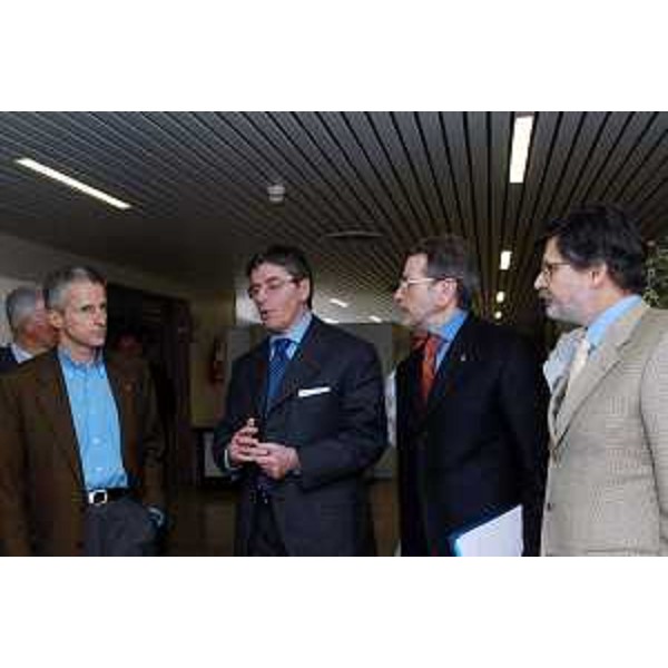 Riccardo Illy (Presidente della Regione Friuli Venezia Giulia), Piero Della Valentina (commissario straordinario), Giovanni Del Ben (Direttore sanitario) in visita al CRO di Aviano. (Aviano, 04/05/04)