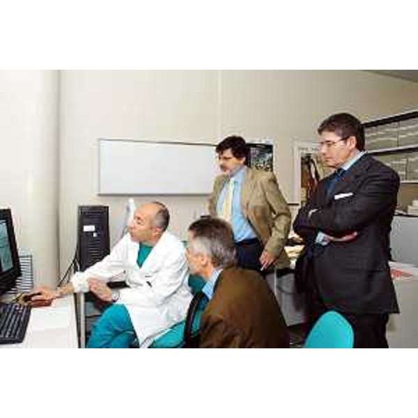 Riccardo Illy (Presidente della Regione Friuli Venezia Giulia), Piero Della Valentina (commissario straordinario), Giovanni Del Ben (Direttore sanitario) in visita al CRO di Aviano. (Aviano, 04/05/04)