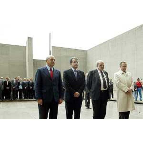 Luigi Angeletti (Segretario Generale della UIL), Romagno Prodi (Presidente della Commissione Europea), Savino Pezzotta (CISL), Guglielmo Epifani (CGIL) in visita alla Risiera di San Sabba. (Trieste, 30/04/04)