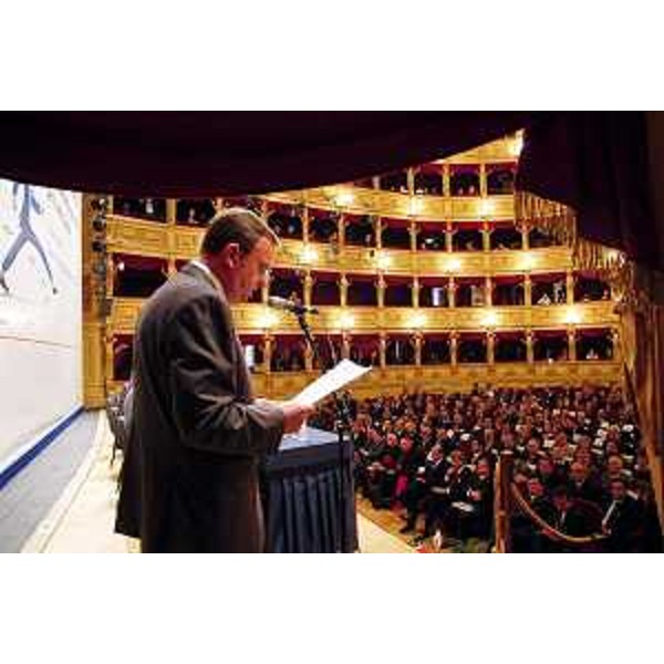 Alessandro Tesini (Presidente del Consiglio Regionale) apre il convegno al Teatro Verdi. (Trieste, 30/04/04)