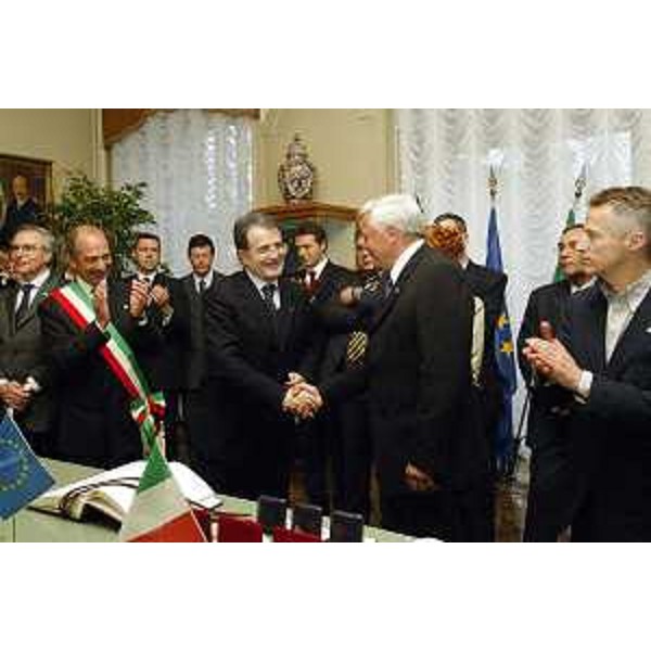 Vittorio Brancati (Sindaco di Gorizia), Romano Prodi (Presidente della Commissione Europea), Mirko Brulc (Sindaco di Nova Gorica) e Riccarod Illy (Presidente della Regione Friuli Venezia Giulia). (Gorizia, 30/04/04)