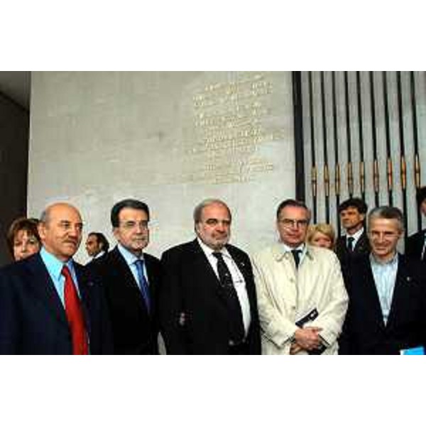 Luigi Angeletti (UIL), Romano Prodi (Presidente della Commissione Europea), Savino Pezzotta (CISL), Guglielmo Epifani (CGIL), Riccardo Illy (Presidente della Regione Friuli Venezia Giulia) davanti al Consiglio regionale. (Trieste, 30/04/04)