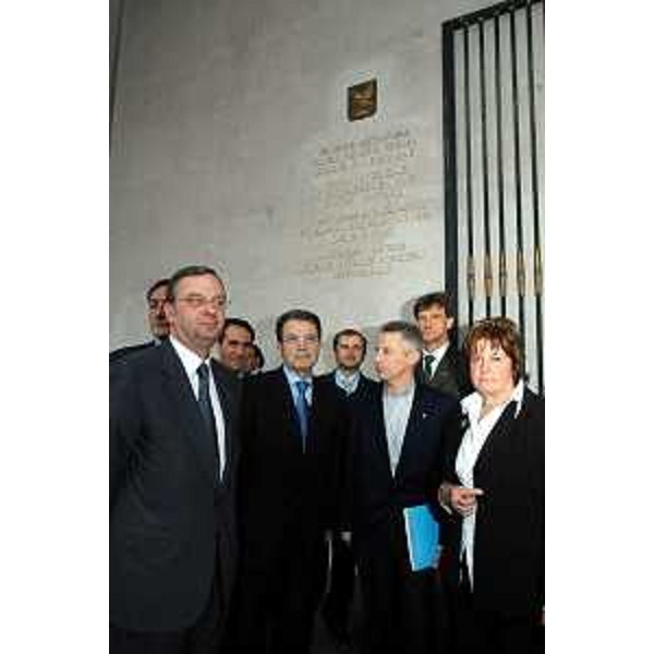 Alessandro Tesini (Presidente del Consiglio Regionale), Romano Prodi (Presidente della Commissione Europea), Riccardo Illy (Presidente della Regione Friuli Venezia Giulia) davanti al Consiglio regionale. (Trieste, 30/04/04)