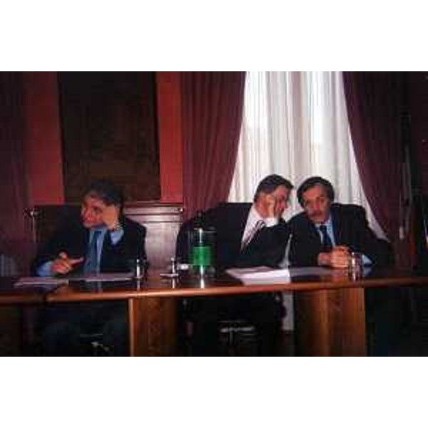 Rocco Buttiglione (Ministro per i rapporti con l'Unione europea) ed Ezio Beltrame (Assessore regionale alla salute e protezione sociale) alla presentazione della legge comunitaria regionale. (Roma, 27/04/04)