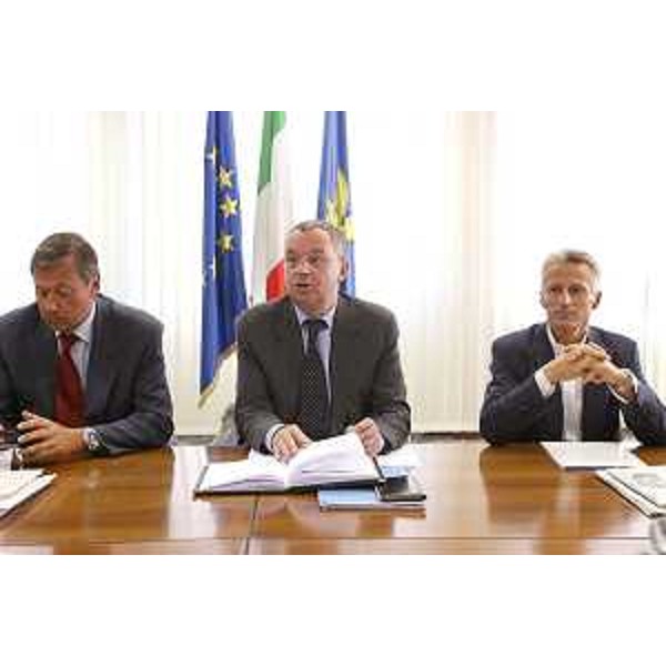 Riccardo Illy (Presidente Regione Friuli Venezia Giulia) con Alessandro Tesini (Presidente del Consiglio Regionale) al tavolo politico su leggi statutarie, legge elettorale e forma di governo. (Udine 12/09/06)