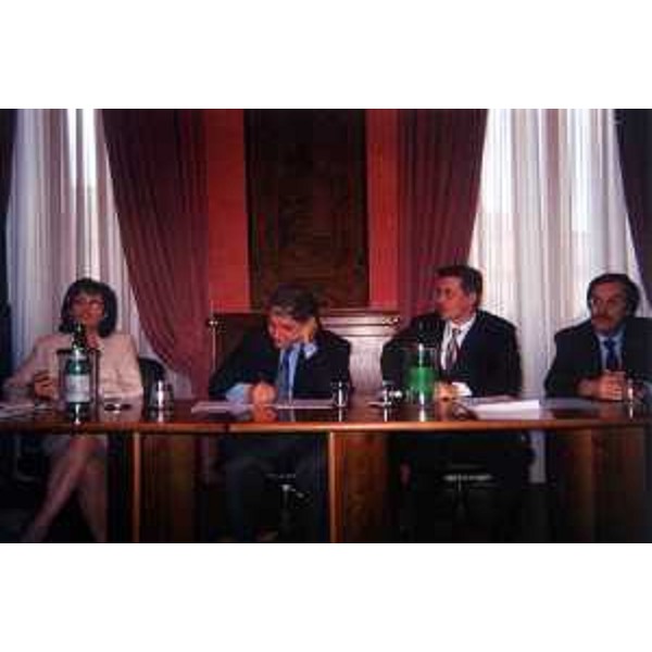 Rocco Buttiglione (Ministro per i rapporti con l'Unione europea) ed Ezio Beltrame (Assessore regionale alla salute e protezione sociale) alla presentazione della legge comunitaria regionale. (Roma, 27/04/04)