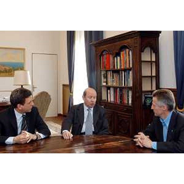 Riccardo Illy (Presidente della Regione Friuli Venezia Giulia) incontra Lucio Todaro Marescotti (Segretario generale della Corte dei Conti). (Trieste, 22/04/04)