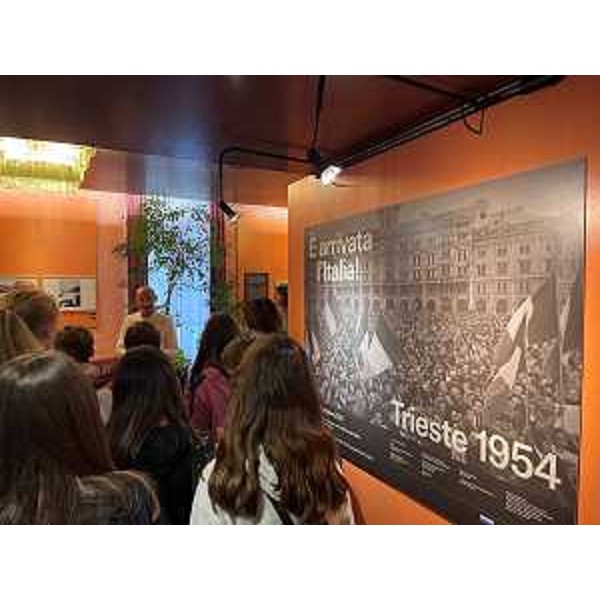 Studenti in visita alla mostra "Trieste 1954!" allestita in Consiglio regionale - Studenti in visita alla mostra "Trieste 1954!" allestita in Consiglio regionale