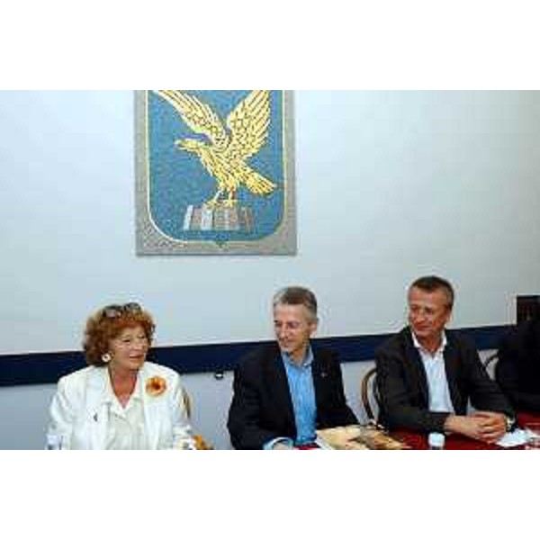 Riccardo Illy (Presidente della Regione Friuli Venezia Giulia), Inge Ferltrinelli (Editrice), Veit Heinichen (scrittore) all'incontro con le case editrici tedesche. (Trieste, 22/04/04)