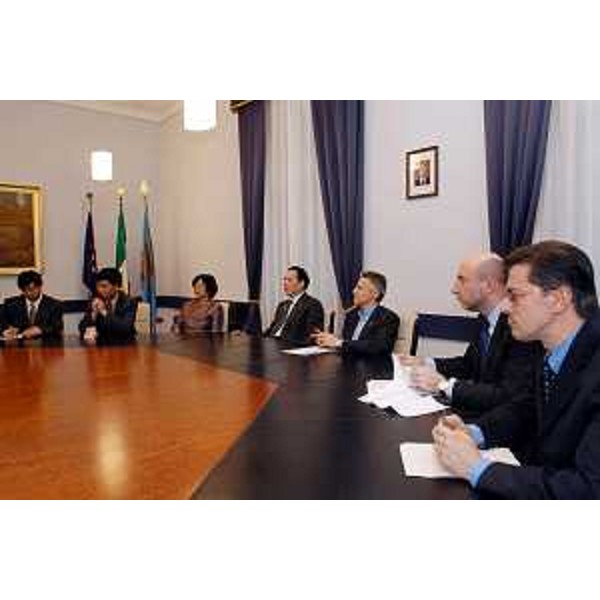 Riccardo Illy (Presidente della Regione Friuli Venezia Giulia), Enrico Bertossi (Assessore regionale alle attività produttive), Ezio Beltrame (Assessore regionale alla salute e protezione sociale) con la delegazione cinese: Ming Junfu (console generale di Cina a Milano), Yuan Zhen Liao (rappresentante dell'Accademia delle Scienze cinese in Italia), Shi Xing Guang (Addetto scientifico consolare) con Bruno Grassetti (Consulente). (Trieste, 22/04/04)