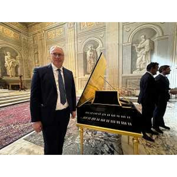 Il presidente del Cr Fvg, Mauro Bordin, con il clavicembalo donato al capo dello Stato, Sergio Mattarella - Il presidente del Cr Fvg, Mauro Bordin, con il clavicembalo donato al capo dello Stato, Sergio Mattarella