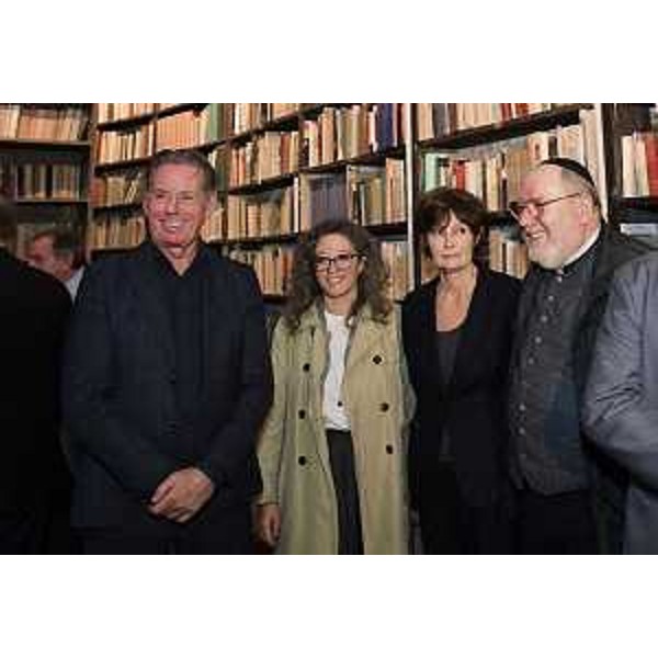 L'assessore Alessia Rosolen (la seconda da destra) con a fianco a lei il vicesindaco Serena Tonel e l'assessore Fabio Scoccimarro (primo dalla sinistra) all'interno della libreria - L'assessore Alessia Rosolen (la seconda da destra) con a fianco a lei il vicesindaco Serena Tonel e l'assessore Fabio Scoccimarro (primo dalla sinistra) all'interno della libreria