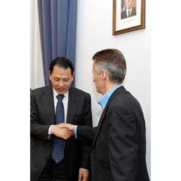 Riccardo Illy (Presidente della Regione Friuli Venezia Giulia) con Ming Junfu (console generale di Cina a Milano). (Trieste, 22/04/04)