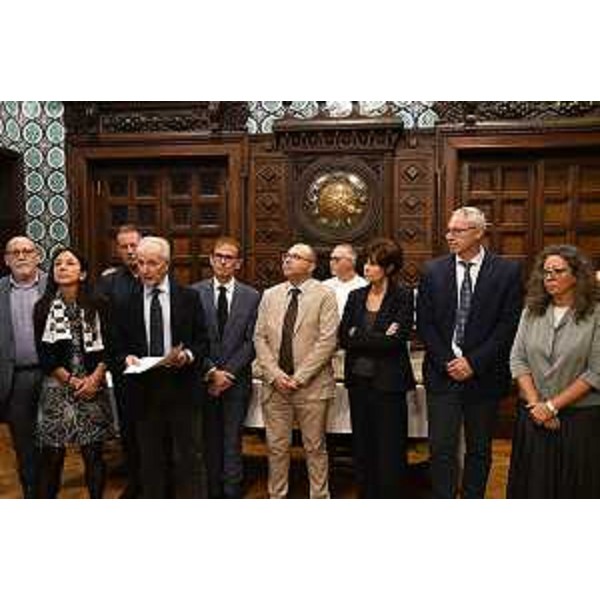 Uno scatto durante la riconsegna delle chiavi della libreria antiquaria Umberto Saba - Uno scatto durante la riconsegna delle chiavi della libreria antiquaria Umberto Saba