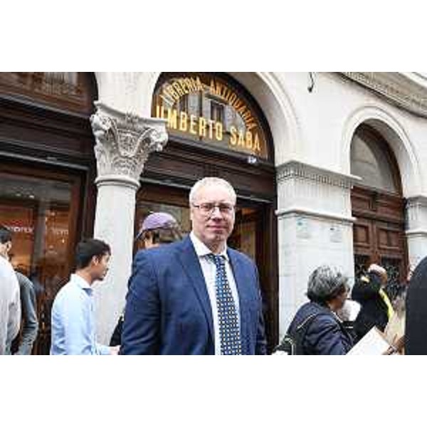 Il presidente Mauro Bordin all'esterno della libreria in via San Nicolò a Trieste - Il presidente Mauro Bordin all'esterno della libreria in via San Nicolò a Trieste