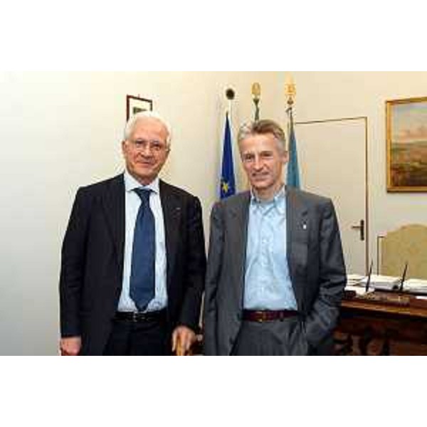 Carlo Castellano (Presidente e Amministratore delegato di ESAOTE), Riccardo Illy (Presidente della Regione Friuli Venezia Giulia). (Trieste, 21/04/04)