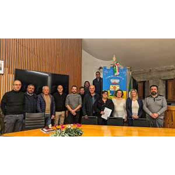 Foto di gruppo al termine dei lavori svoltisi in Municipio a Meduno alla presenza dell'assessore regionale Cristina Amirante - Foto di gruppo al termine dei lavori svoltisi in Municipio a Meduno alla presenza dell'assessore regionale Cristina Amirante