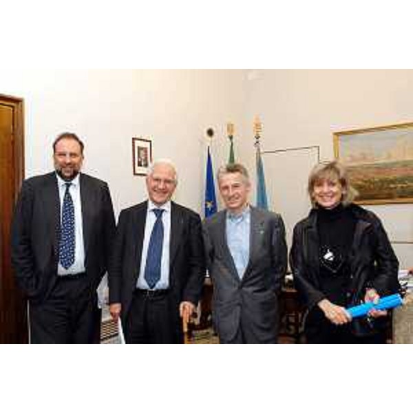 Roberto Cosolini (Assessore regionale al lavoro, formazione, università e ricerca), Carlo Castellano (Presidente e Amministratore delegato di ESAOTE), Riccardo Illy (Presidente della Regione Friuli Venezia Giulia), Maria Cristina Pedicchio (presidente dell'Area Science Park). (Trieste, 21/04/04)