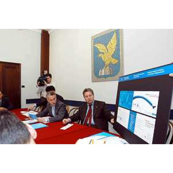 Riccardo Illy (Presidente della Regione Friuli Venezia Giulia) alla conferenza stampa di presentazione del Convegno Nuove opportunità economiche per il Centro Europa del 30 aprile. (Trieste, 21/04/04)