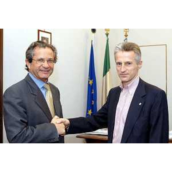 Riccardo Illy (Presidente della Regione Friuli Venezia Giulia) incontra José Goni (ambasciatore del Cile in Italia). (Trieste, 20/04/04)