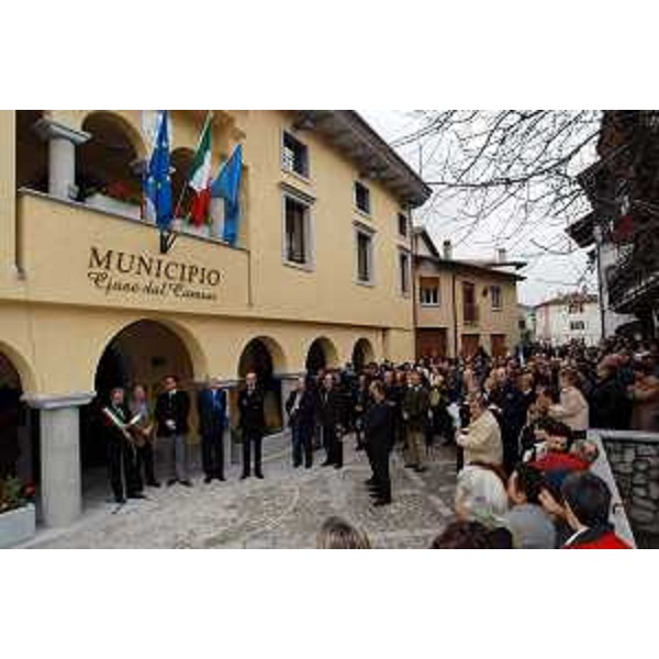 Riccardo Illy (Presidente della Regione Friuli Venezia Giulia) all'inaugurazione del Municipio di Amaro. (Amaro, 18/04/04)