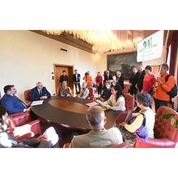 La consegna della petizione per punta Olmi nel salottino della presidenza del Consiglio regionale - La consegna della petizione per punta Olmi nel salottino della presidenza del Consiglio regionale