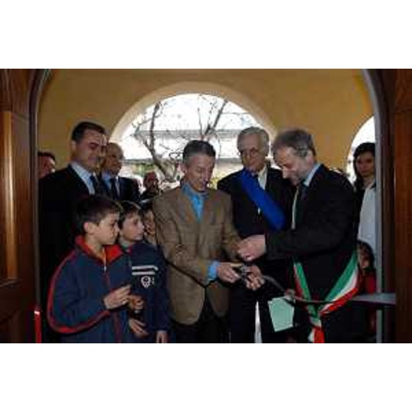 Riccardo Illy (Presidente della Regione Friuli Venezia Giulia) taglia il nastro all'inaugurazione del Municipio di Amaro. (Amaro, 18/04/04)