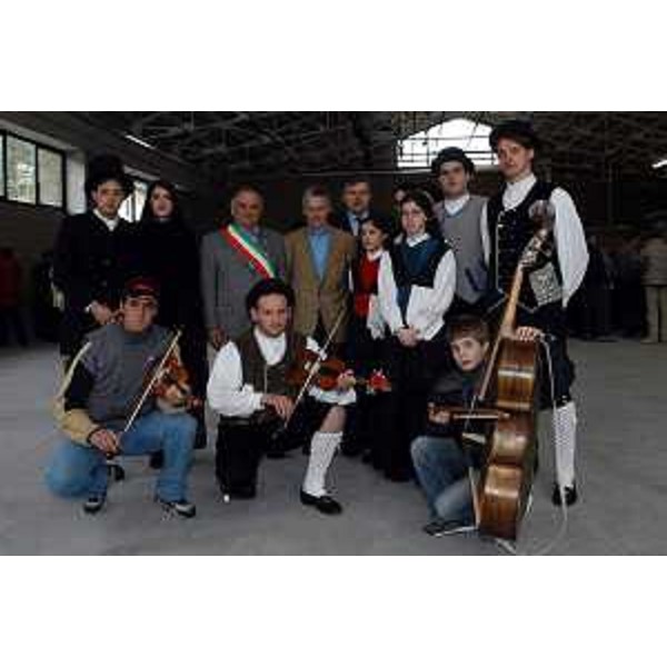 Riccardo Illy (Presidente della Regione Friuli Venezia Giulia) con gruppo folcloristico all'inaugurazione dei capannoni industriali. (Resia, 18/04/04)