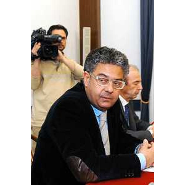 Roberto Antonaz (Assessore regionale all'istruzione, cultura, sport e pace) alla conferenza stampa sulla scuola: testi scolastici gratuiti agli alunni delle medie. (Trieste, 17/04/04)