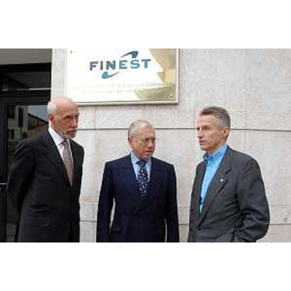 Riccardo Illy (Presidente della Regione Friuli Venezia Giulia), Augusto Antonucci (Assessore alle Risorse economiche e finanaziarie), Emilio Terpin (Presidente di Finest) visitano la sede di Finest SpA. (Pordenone, 16/04/04)