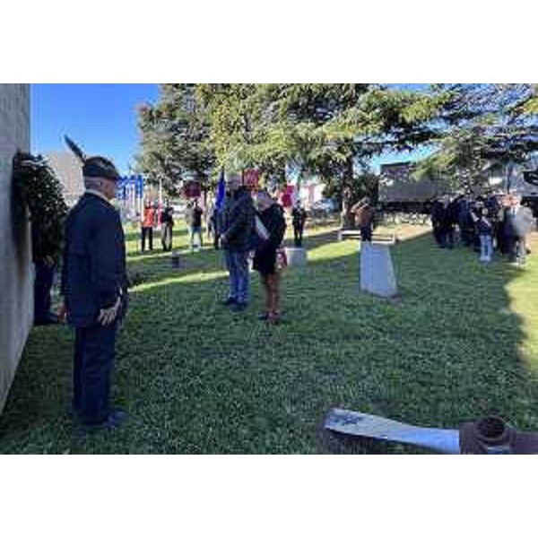 Il presidente del Cr Fvg, Mauro Bordin, e il sindaco di Palazzolo dello Stella, Franco d'Altilia, depongono una corona al monumento del Milite Ignoto - Il presidente del Cr Fvg, Mauro Bordin, e il sindaco di Palazzolo dello Stella, Franco d'Altilia, depongono una corona al monumento del Milite Ignoto