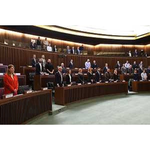 La IV Commissione consiliare durante il minuto di silenzio in memoria delle vittime dell'alluvione del 1966 a Latisana - La IV Commissione consiliare durante il minuto di silenzio in memoria delle vittime dell'alluvione del 1966 a Latisana