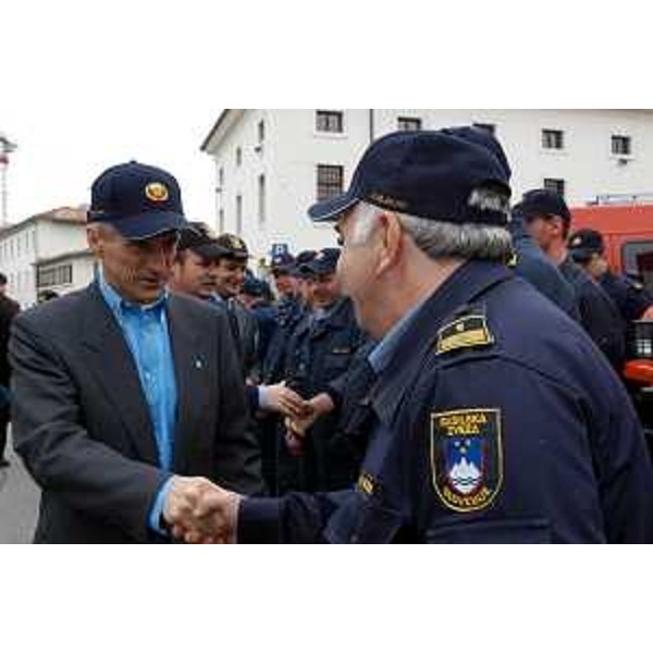 Riccardo Illy (Presidente della Regione Friuli Venezia Giulia) con i Volontari della Slovenia. (Pordenone, 16/04/04) 