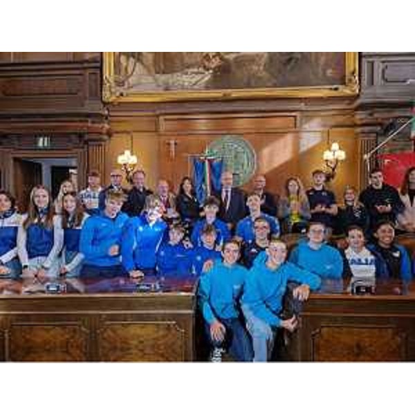 Le autorità insieme ai giovani atleti del Circolo marina mercantile Nazario Sauro. - Le autorità insieme ai giovani atleti del Circolo marina mercantile Nazario Sauro.