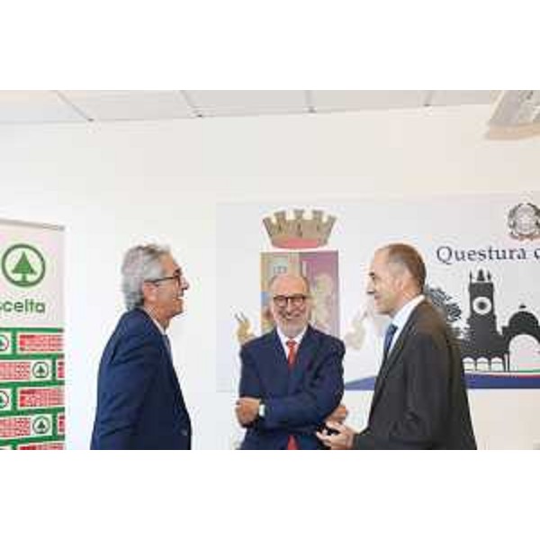 L'assessore regionale alle Politiche sociali del Friuli Venezia Giulia, Riccardo Riccardi con il Questore di Udine, Domenico Farinacci e Fabrizio Cicero, direttore Despar Nord per il Friuli Venezia Giulia. - L'assessore regionale alle Politiche sociali del Friuli Venezia Giulia, Riccardo Riccardi con il Questore di Udine, Domenico Farinacci e Fabrizio Cicero, direttore Despar Nord per il Friuli Venezia Giulia. 