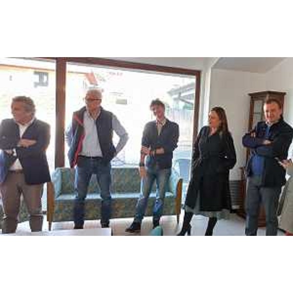La visita alla sala da pranzo della comunità "Il mondo in casa": da destra Pozzo, Manuela Celotti (Pd), Ruben Cadau di Oikos, Ferrari e Martines - La visita alla sala da pranzo della comunità "Il mondo in casa": da destra Pozzo, Manuela Celotti (Pd), Ruben Cadau di Oikos, Ferrari e Martines