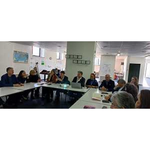 Un altro momento del confronto tra i consiglieri della Sesta e i vertici dell'associazione Oikos - Un altro momento del confronto tra i consiglieri della Sesta e i vertici dell'associazione Oikos