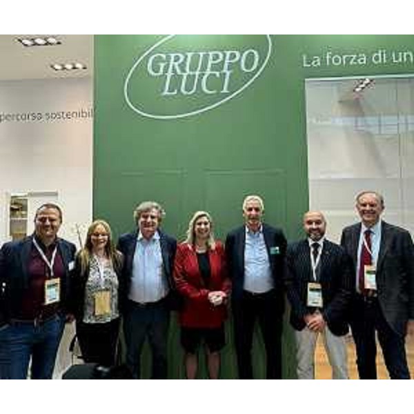 L'assessore Amirante con lo staff del Gruppo Luci. - L'assessore Amirante con lo staff del Gruppo Luci.