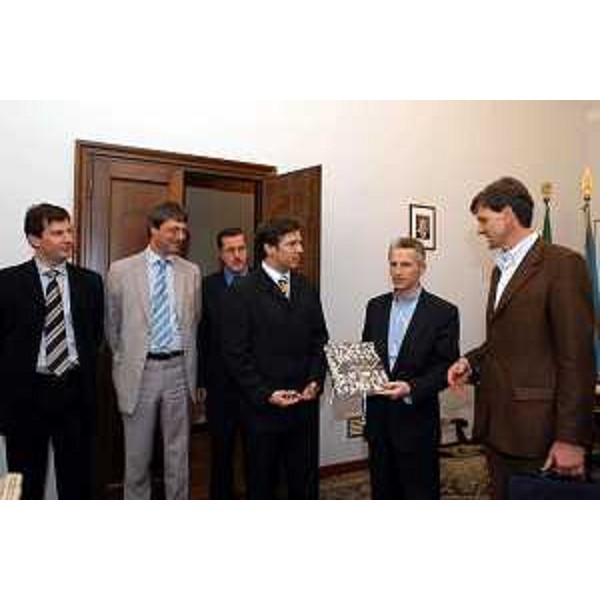 Riccardo Illy (Presidente della Regione Friuli Venezia Giulia) incontra i rappresentanti della delegazione della minoranza slovena in Carinzia accompagnati da Mirko Spacapan (Consigliere Regionale). (Trieste, 15/04/04)