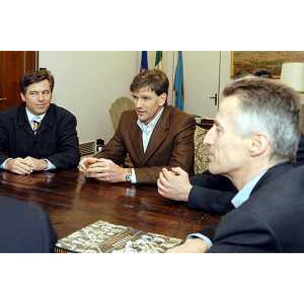 Riccardo Illy (Presidente della Regione Friuli Venezia Giulia) incontra la delegazione della minoranza slovena in Carinzia accompagnati da Mirko Spacapan (Consigliere Regionale). (Trieste, 15/04/04)