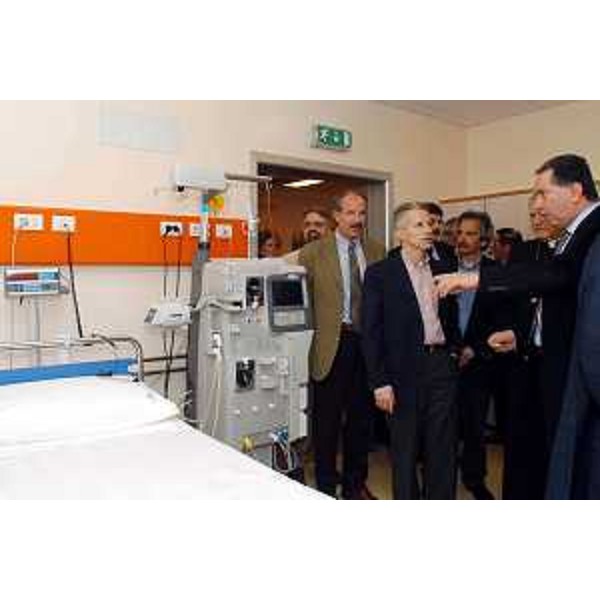 Riccardo Illy (Presidente della Regione Friuli Venezia Giulia) all'inaugurazione del nuovo reparto di emodialisi della Casa di cura "Città di Udine". (Udine, 14/04/04)
