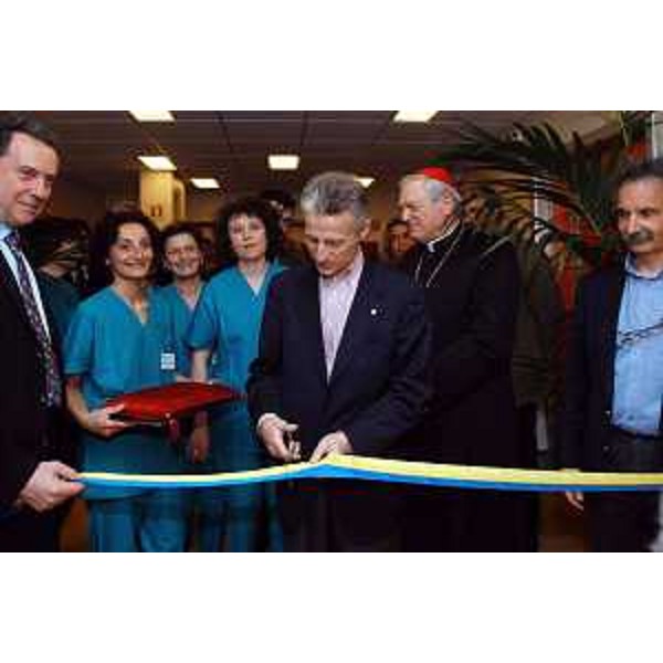 Riccardo Illy (Presidente della Regione Friuli Venezia Giulia) all'inaugurazione del nuovo reparto di emodialisi della Casa di cura "Città di Udine". (Udine, 14/04/04)