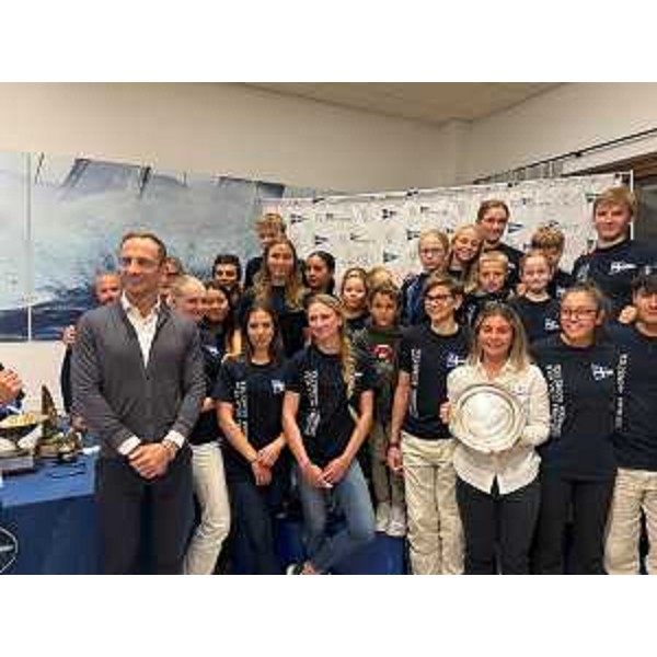 Il governatore Fedriga con i ragazzi e le ragazze della Società nautica Triestina della Vela, vincitori del Trofeo Città di Trieste. - Il governatore Fedriga con i ragazzi e le ragazze della Società nautica Triestina della Vela, vincitori del Trofeo Città di Trieste.