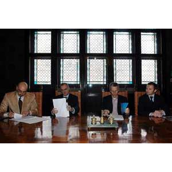 Riccardo Illy (Presidente della Regione Friuli Venezia Giulia), Sergio Cecotti (Sindaco di Udine), Fabio Marchetti (Assessore provinciale ai Trasporti) alla firma per l'accordo per la nuova sede unica SAF a Udine. (Udine, 14/04/04)