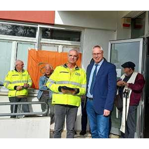 Il presidente Bordin consegna il riconoscimento del Cr Fvg al responsabile Auser di Muzzana - Il presidente Bordin consegna il riconoscimento del Cr Fvg al responsabile Auser di Muzzana