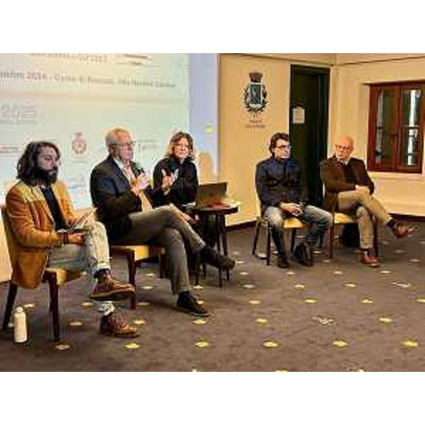 Il presidente Bordin, secondo da sinistra nella foto, è intervenuto all'inizio dei lavori pomeridiani del convegno - Il presidente Bordin, secondo da sinistra nella foto, è intervenuto all'inizio dei lavori pomeridiani del convegno